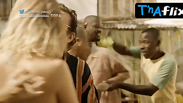 Unknown Breasts, Bikini Scene in 1 Contra Todos