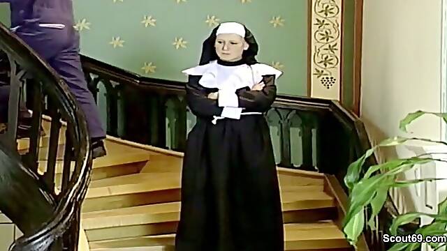 Notgeile nonne wird vom handwerker heimlich entjungfert