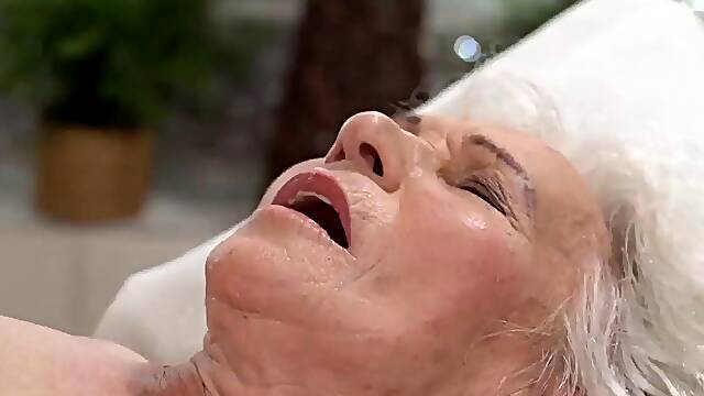 Mature gilf fucked by masseur in duo during massage