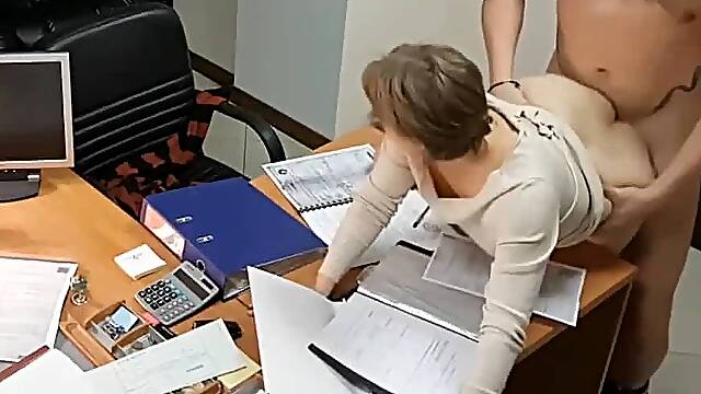 Il baise sa secretaire sur le bureau