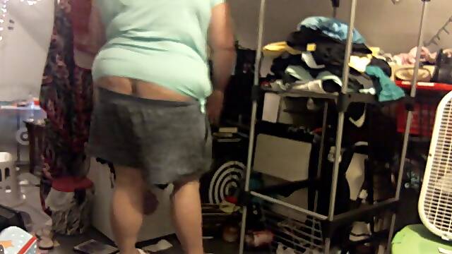 Overweight white beauty buttcrack folding raiment